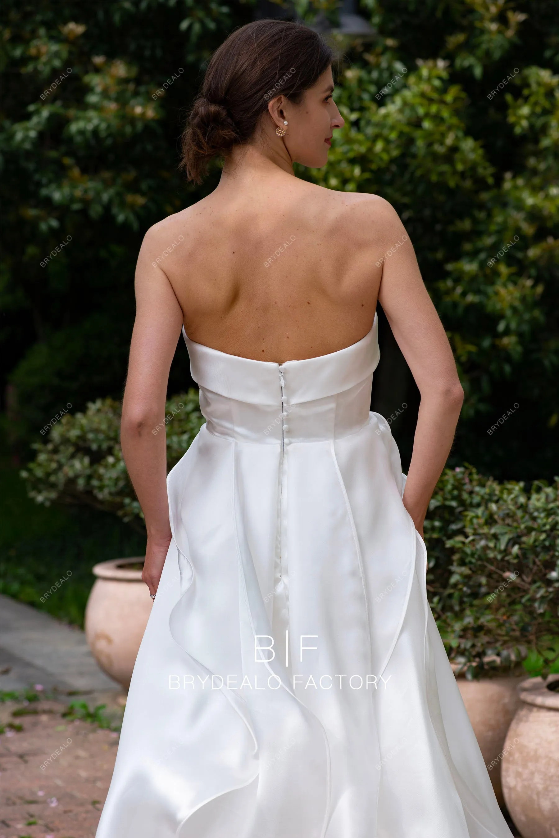 Elegant Flowing Organza Ruffled Wedding Dress with Pockets